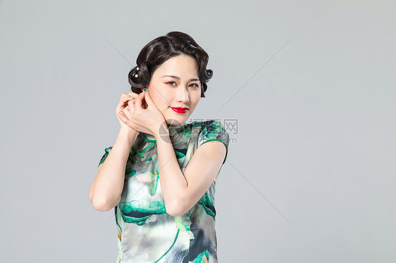旗袍女性带耳环图片