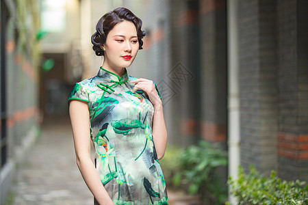 旗袍女性户外背景图片