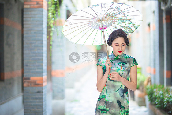 旗袍女性打伞图片