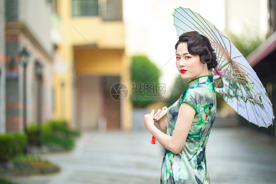 旗袍女性打伞回眸图片