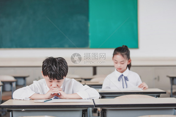 小学生考试图片