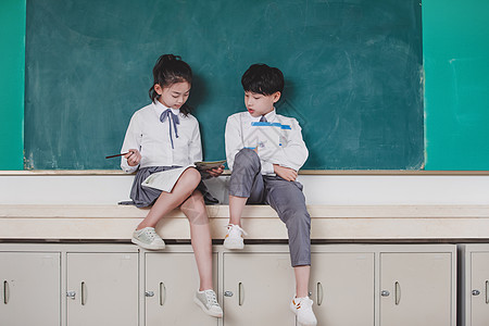 学生阅读小学生课间嬉闹背景