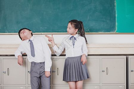 小学生课间嬉闹背景图片