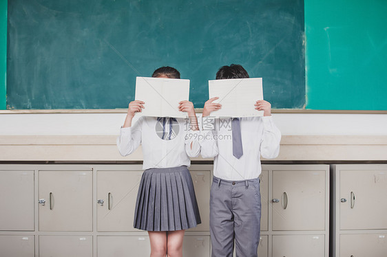 小学生教室考试图片