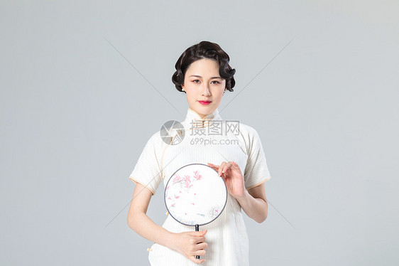 旗袍女性扇子图片
