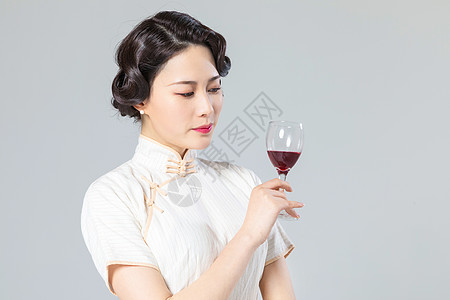 旗袍女性品酒图片