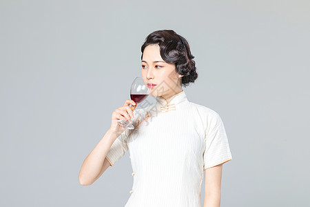 旗袍女性品酒图片