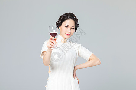 旗袍女性品酒图片