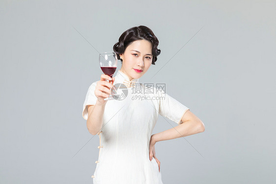 旗袍女性品酒图片