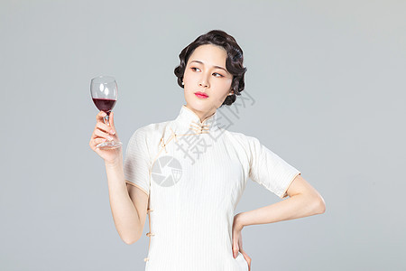 旗袍女性品酒图片