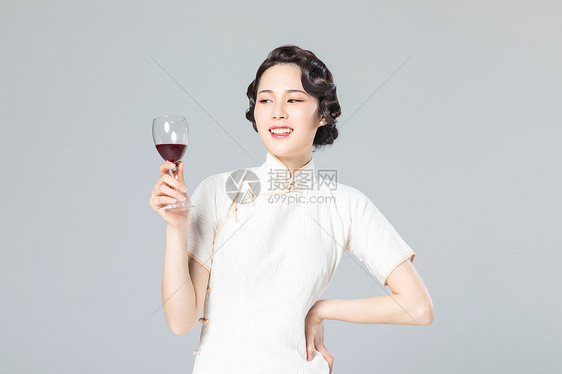 旗袍女性品酒图片