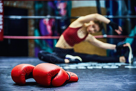 女性拳击运动员休息热身图片