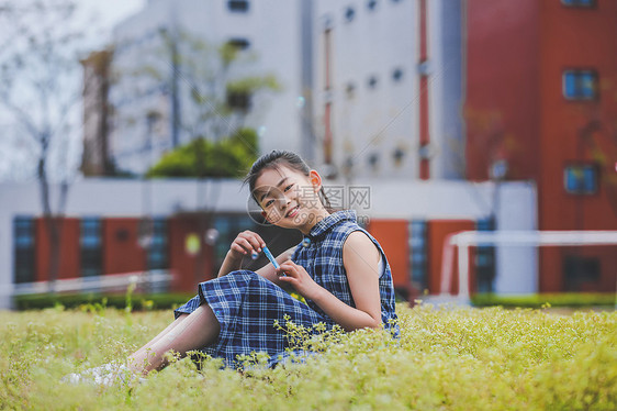 小女孩操场吹泡泡图片