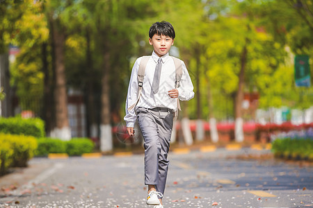 小男孩放学踢足球图片