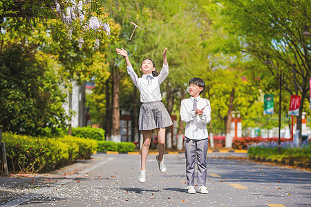 小学生飞竹蜻蜓高清图片