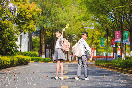 小学生下课放学背景图片