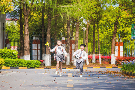 小学生放学奔跑图片