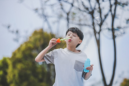 小学生操场吹泡泡图片