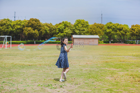 小学生操场吹泡泡图片