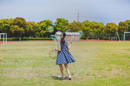 小学生操场吹泡泡图片