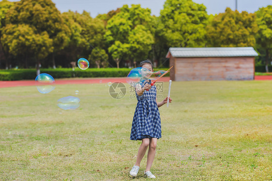 小学生操场吹泡泡图片