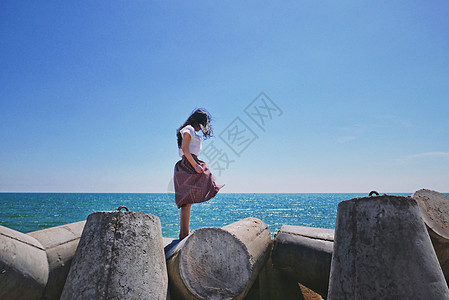 美奈海边的少女侧影图片