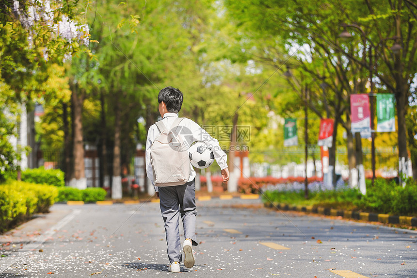 小学生放学踢足球图片