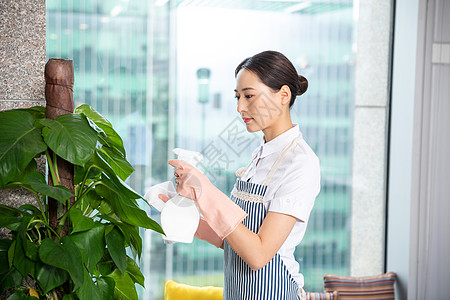 保洁人物保洁人员给绿植浇水背景