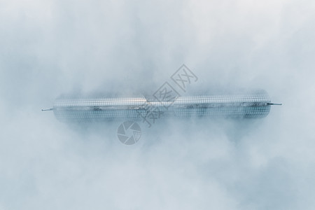 云雾中俯视东方之门高清图片
