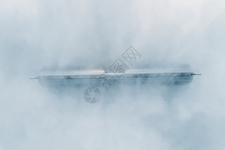 云雾中俯视东方之门背景图片