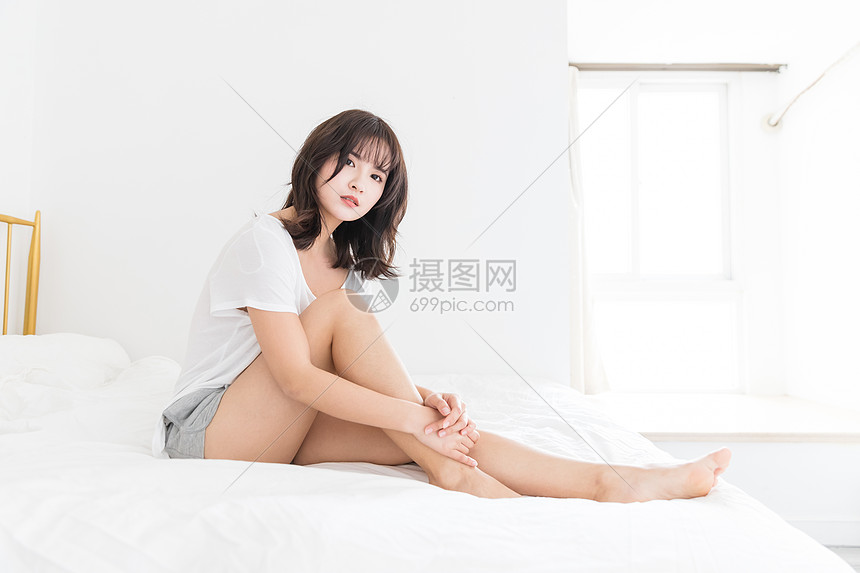 美女晨起图片