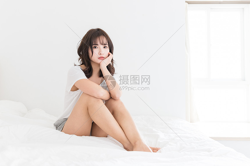 美女晨起图片