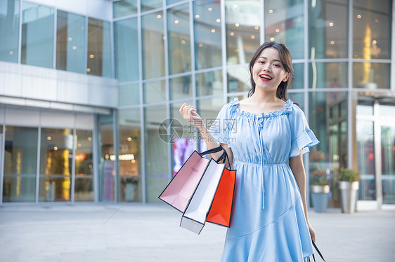 年轻女性购物图片