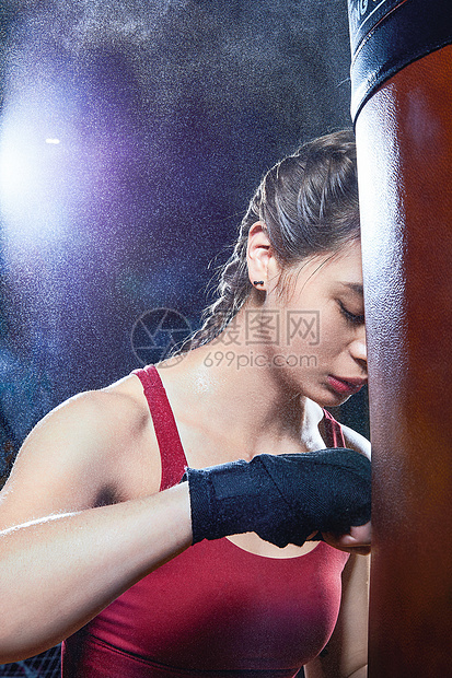女性拳击运动员休息思考图片