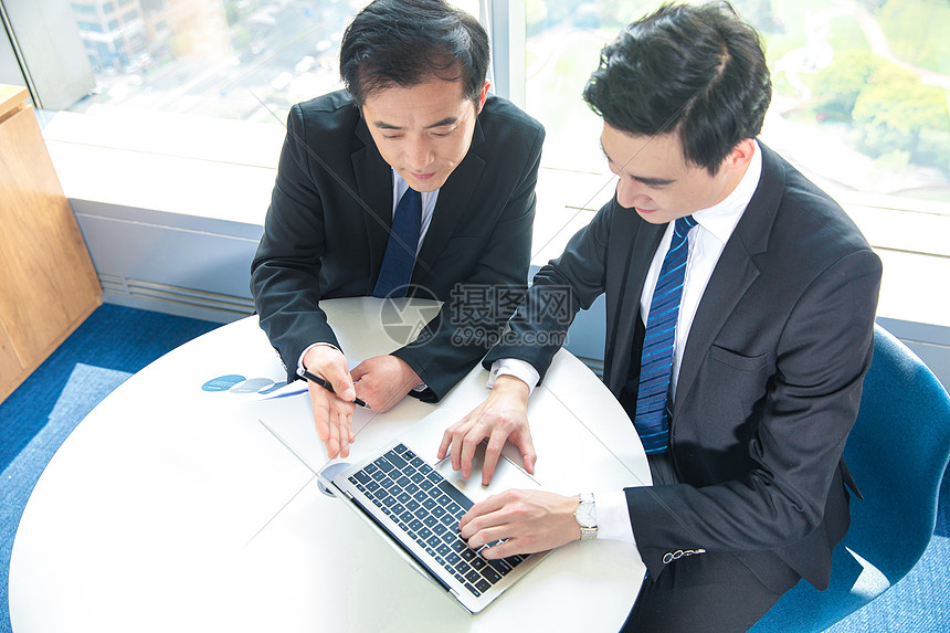 探讨约基奇在防守端的指挥作用与低位护筐能力