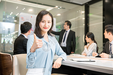 工作中的女性商务人士在会议室开会背景