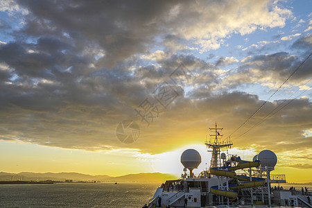 邮轮甲板壮观的日出图片