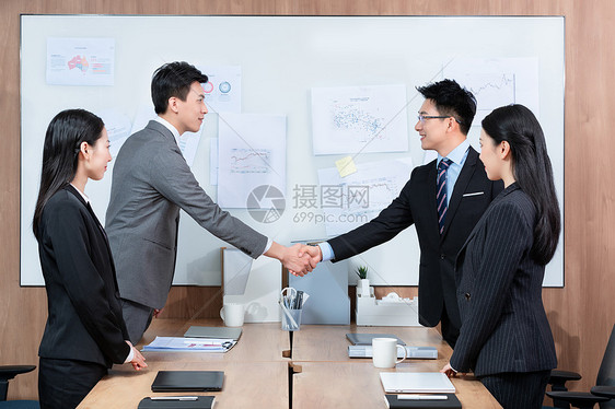 商务人士合作握手图片