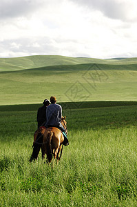 内蒙古草原上的牧民图片