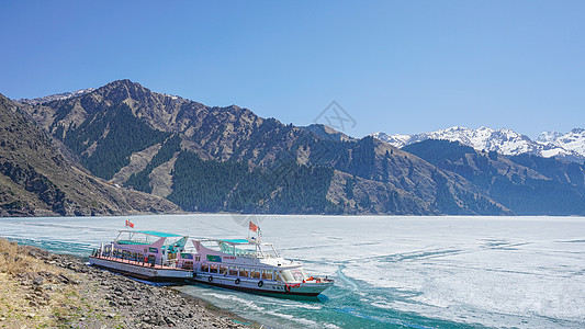 新疆天山天池游船图片
