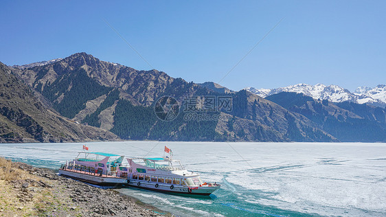 新疆天山天池游船图片