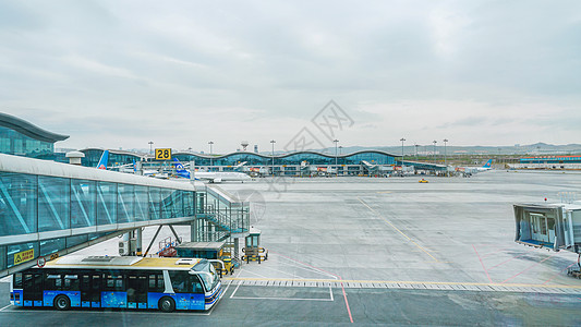 机场巴士新疆乌鲁木齐地窝堡国际机场背景