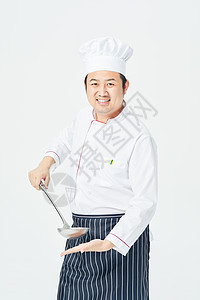 男厨师拿着长柄勺背景图片