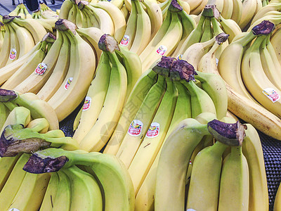 超市水果摊位上的香蕉背景图片