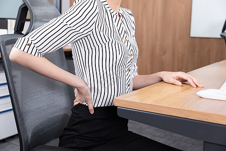 职场女性腰疼背景图片