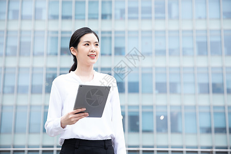 商务女性使用平板电脑图片