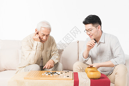 老年父子下棋图片