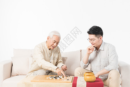 老年父子下棋图片