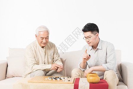 老年父子下棋图片