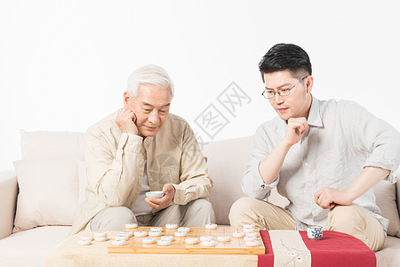 老年人父子下象棋图片